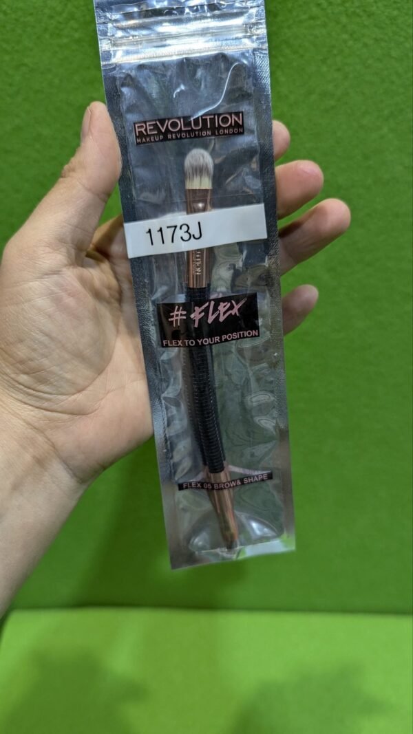 Brocha para cejas y sombras Flex 05 de Makeup Revolution - Imagen 3